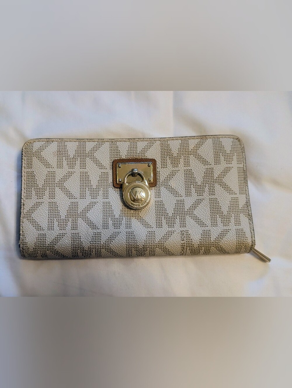 Michael Kors Hamilton Traveler Large Zip-Around Wallet Beige & White